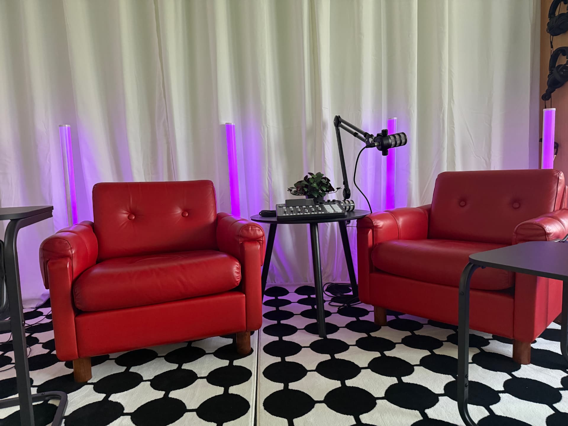 Podcast-studion äänitysasetelma lähikuvassa