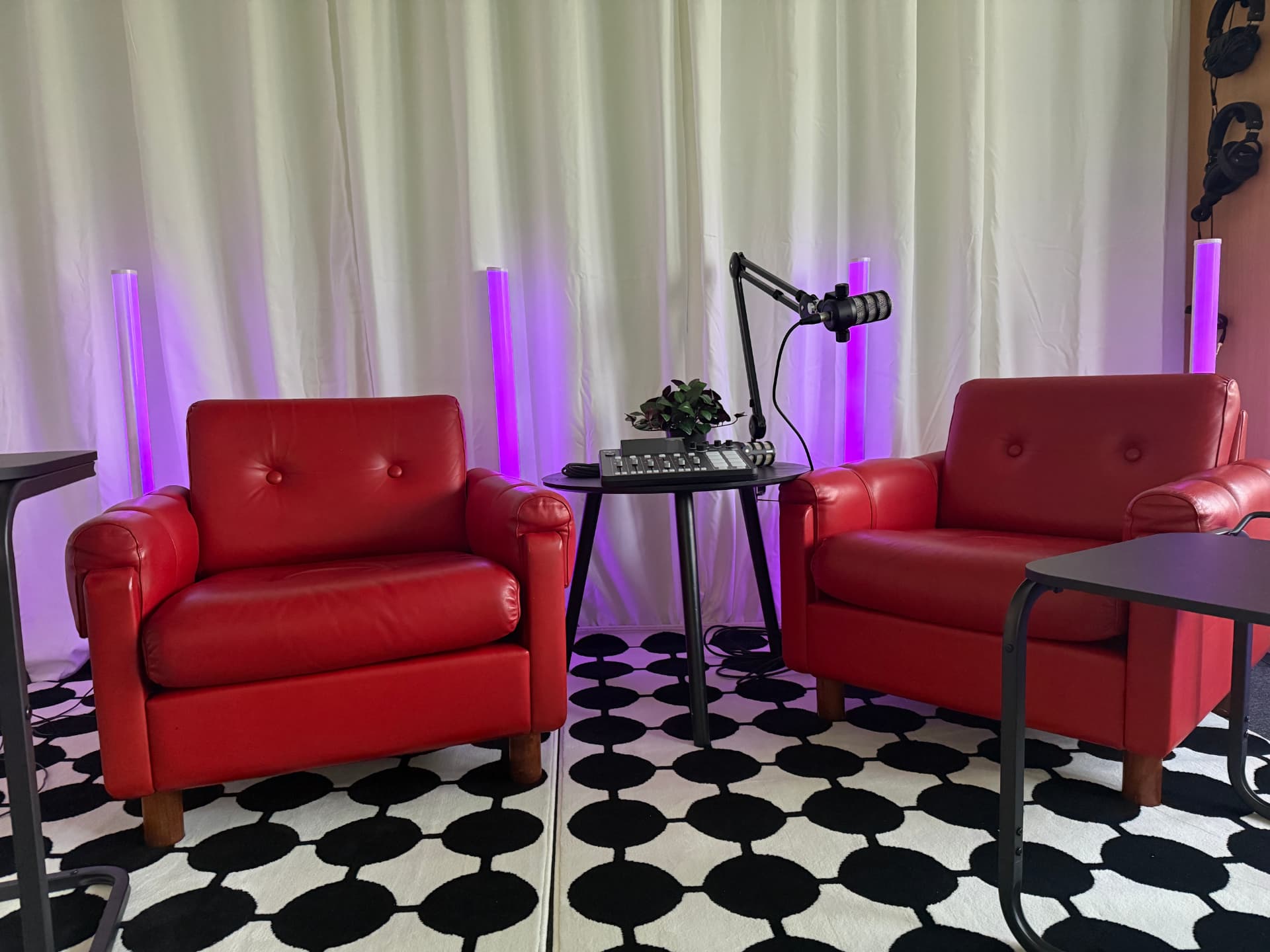 Podcast-studion haastattelusohvat ja mikrofonit